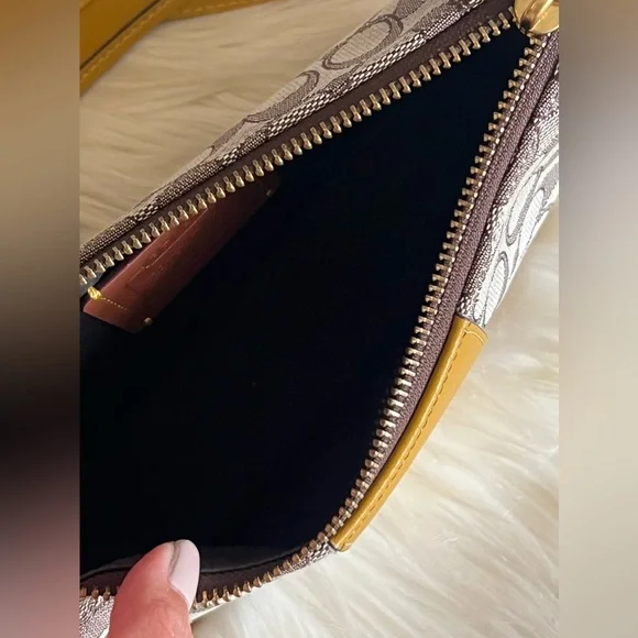 💰SOLD - CD678 - Coach Swinger in Signature Jacquard - Picture 6 of 11